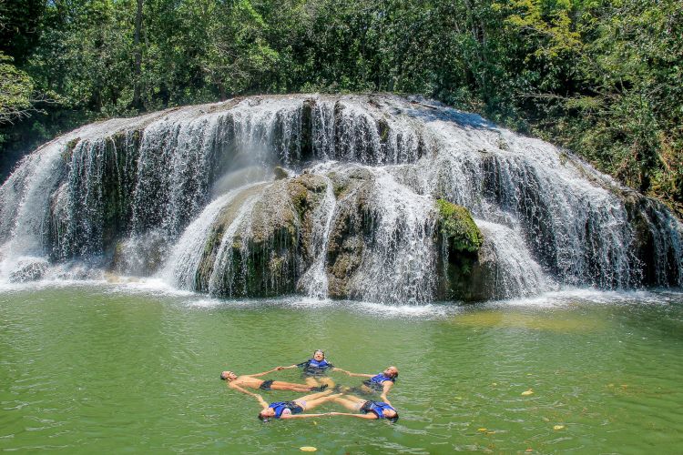 A proposta do passeio de trilha e cachoeiras da Estância Mimosa é se divertir e aproveitar a natureza. Pequenos grupos de visitantes estão sempre acompanhados por um guia de turismo especializado durante todo o trajeto até as cachoeiras.