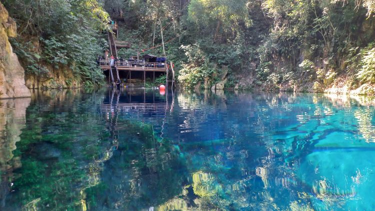A Lagoa Misteriosa, passeio de ecoturism em Jardim/MS, fascina com suas águas cristalinas e tons de azul.