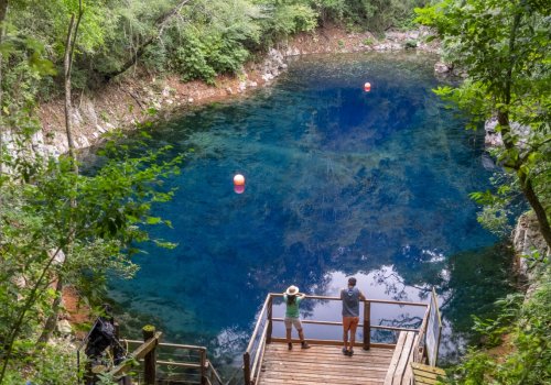 Vista externa da Lagoa Misteriosa na região de Bonito