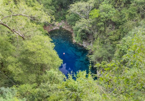 Tons de azul impressionantes vistos de cima em Bonito, MS