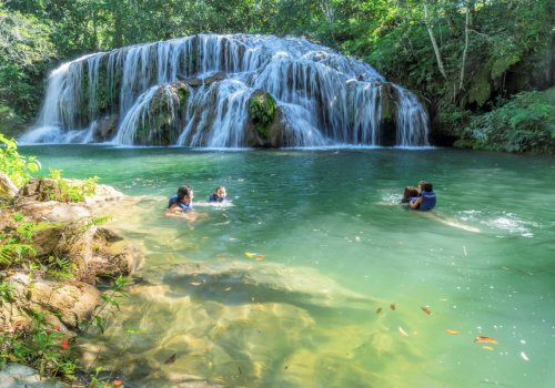 Diversão em família nas cachoeiras de Bonito