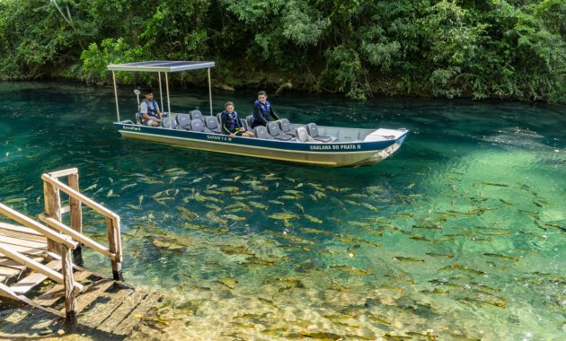 Passeio de barco movido a energia solar na região de Bonito