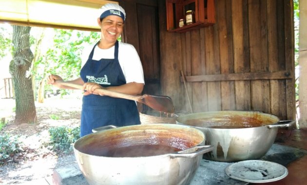 Preparo do doce de leite no Recanto Ecológico Rio da Prata