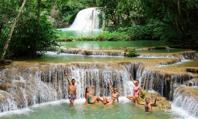 Diversão entre amigos nas cachoeiras da Estância Mimosa