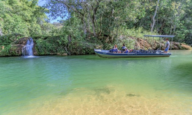 Barco elétrico movido a energia solar em Bonito, MS