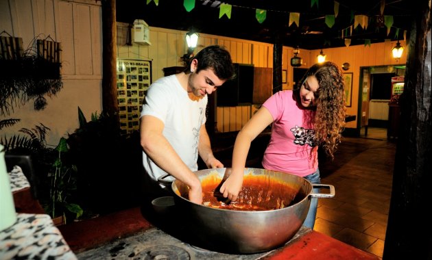 Raspa do tacho de doce de leite na Estância Mimosa