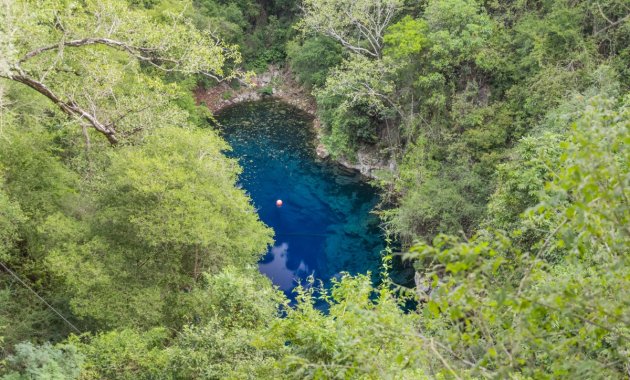 Tons de azul fascinam visitantes na Lagoa Misteriosa