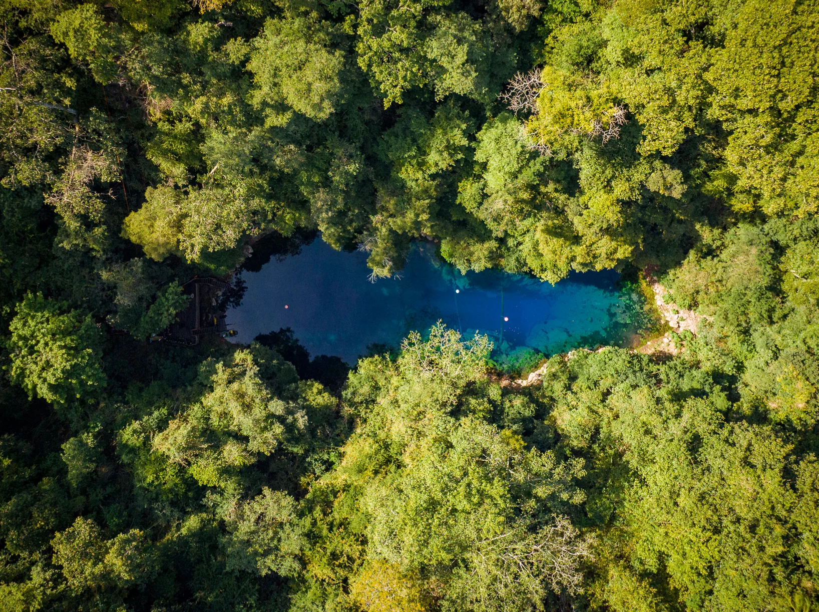 Azul profundo da Lagoa Misteriosa