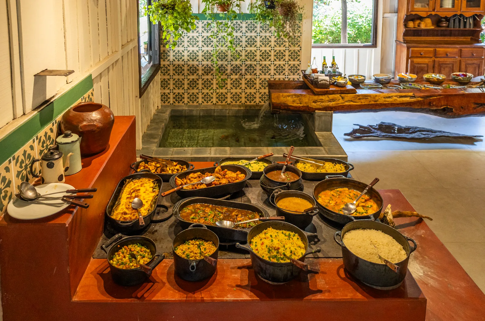 Buffet de pratos regionais no salão da Estância Mimosa