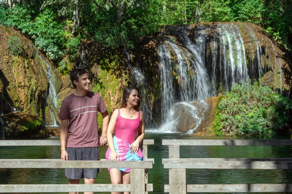 Contemplação da paisagem no mirante · Estância Mimosa Contemplação da paisagem no mirante — Estância Mimosa.