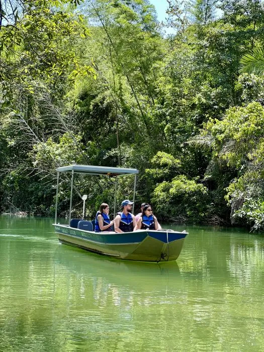 Passeio de barco no rio · Estância Mimosa Passeio de barco no rio — Estância Mimosa.
