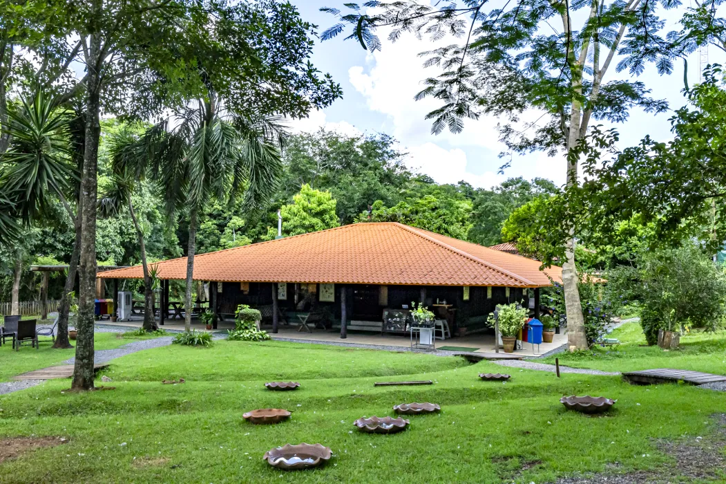 Sede e jardins da fazenda · Estância Mimosa Sede e jardins da fazenda — Estância Mimosa.