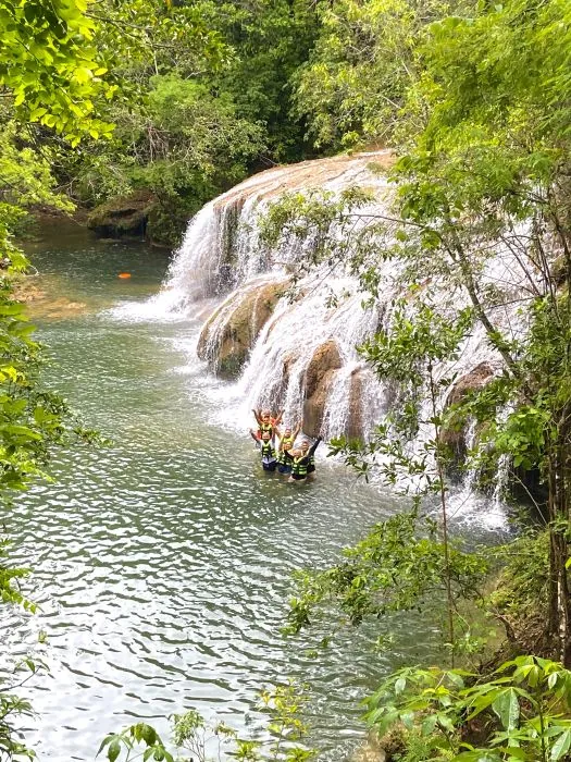 Visitantes em banho de cachoeira · Estância Mimosa Visitantes em banho de cachoeira — Estância Mimosa.