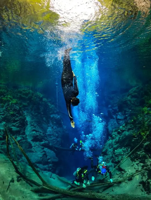 Flutuação nas águas azuis · Lagoa Misteriosa Flutuação nas águas azuis — Lagoa Misteriosa.