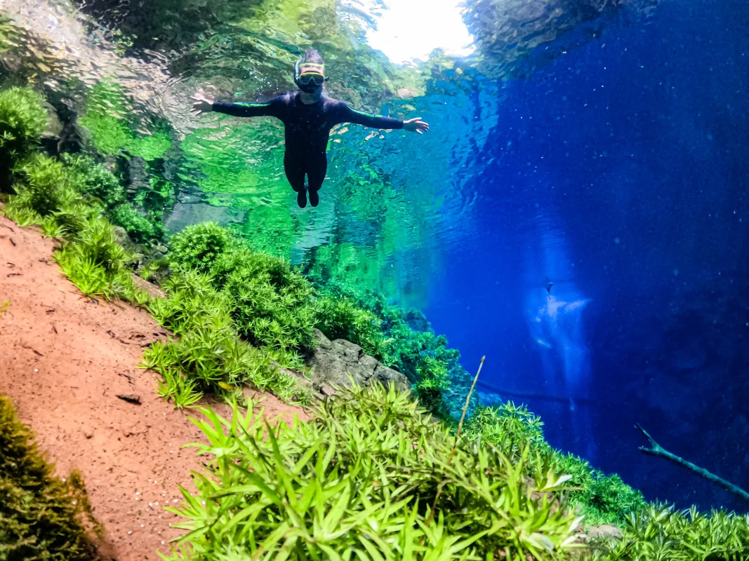 Flutuação nas águas azuis · Lagoa Misteriosa Flutuação nas águas azuis — Lagoa Misteriosa.