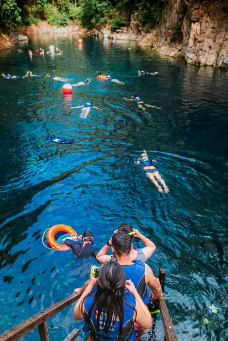 Grupo de visitantes junto à água · Lagoa Misteriosa Grupo de visitantes junto à água — Lagoa Misteriosa.