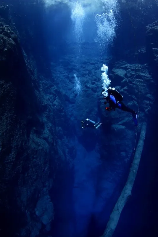 Mergulho com cilindro em águas cristalinas · Lagoa Misteriosa Mergulho com cilindro em águas cristalinas — Lagoa Misteriosa.