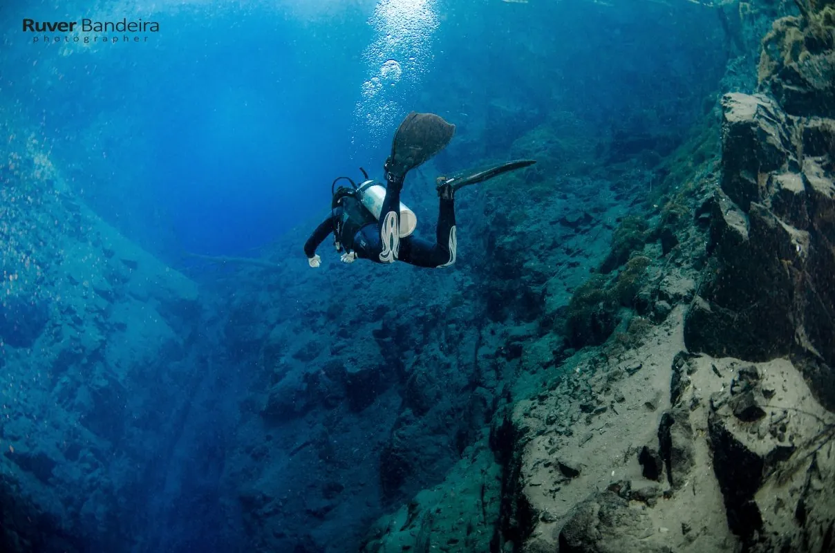 Mergulho com cilindro em águas cristalinas · Lagoa Misteriosa Mergulho com cilindro em águas cristalinas — Lagoa Misteriosa.