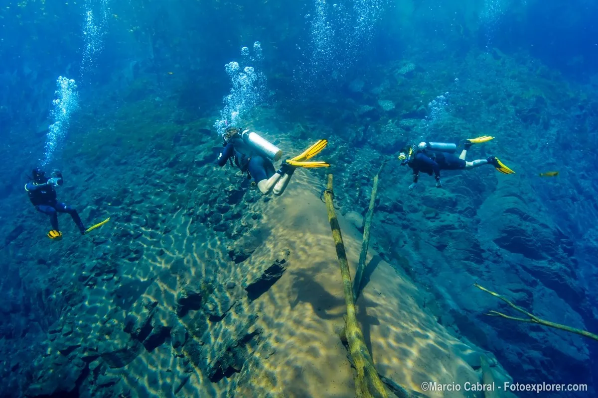 Mergulho com cilindro em águas cristalinas · Lagoa Misteriosa Mergulho com cilindro em águas cristalinas — Lagoa Misteriosa.