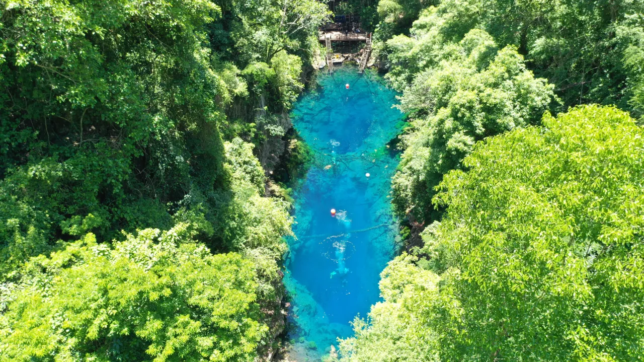 Vista aérea da água e da mata · Lagoa Misteriosa Vista aérea da água e da mata — Lagoa Misteriosa.