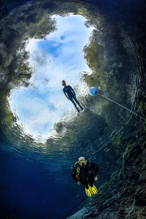 Vista submersa em direção à superfície · Lagoa Misteriosa Vista submersa em direção à superfície — Lagoa Misteriosa.
