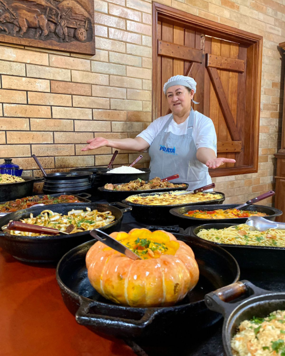 Após ou antes de cada passeio, você vai saborear os pratos servidos em nosso almoço, cuidadosamente preparados com ingredientes frescos que ressaltam a essência da culinária pantaneira e leva a assinatura do renomado chef Paulo Machado.