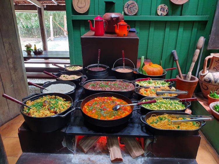 Desfrute do nosso banquete gastronômico que leva a assinatura do chef Paulo Machado: pratos autênticos, feitos com produtos frescos, selecionados para destacar os sabores locais, criando uma experiência inesquecível para os seus sentidos.