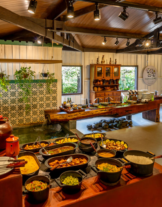 O almo&ccedil;o da Est&acirc;ncia Mimosa &eacute; servido em fog&atilde;o a lenha, com pratos caseiros que valorizam a culin&aacute;ria regional de Mato Grosso do Sul. Uma experi&ecirc;ncia gastron&ocirc;mica que complementa o passeio em meio &agrave; natureza preservada de Bonito/MS.