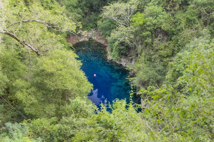 Vista externa da Lagoa Misteriosa, passeio de flutuação e mergulho com cilindro na região de Bonito (MS), impressiona por suas cores.