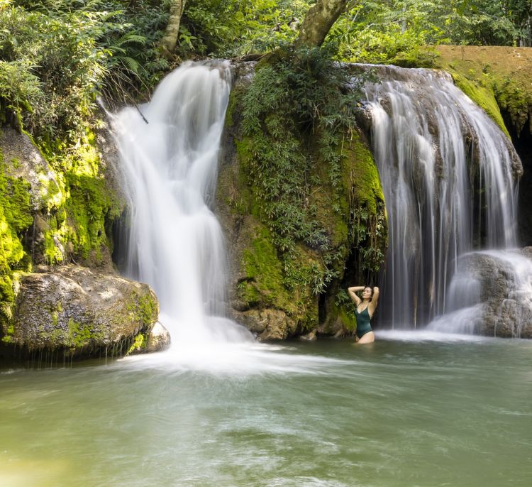 Recarregue suas energias com banhos revigorantes nas refrescantes cachoeiras da Estância Mimosa, em meio à beleza natural de Bonito/MS.