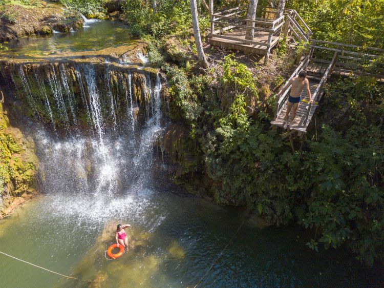 A Estância Mimosa possui dentre suas 10 cachoeiras, uma em especial da qual é possível saltar de uma plataforma de 5 metros de altura e cair em piscina natural de águas cristalinas. É parada certa para quem gosta de ecoturismo com um pouco mais de emoção.  