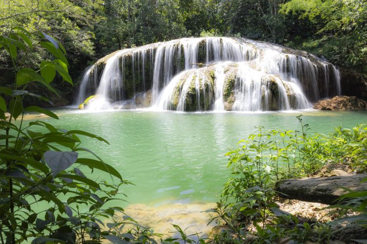 Relax in nature! The Sinhozinho Waterfall is a Landmark in Bonito and is located in Estância Mimosa.