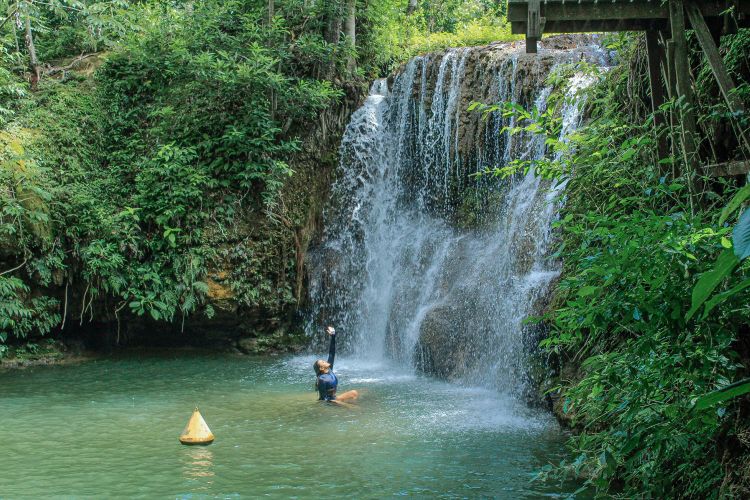 Admire the waterfalls of Estância Mimosa, where the grandeur of nature reveals itself in all its beauty.