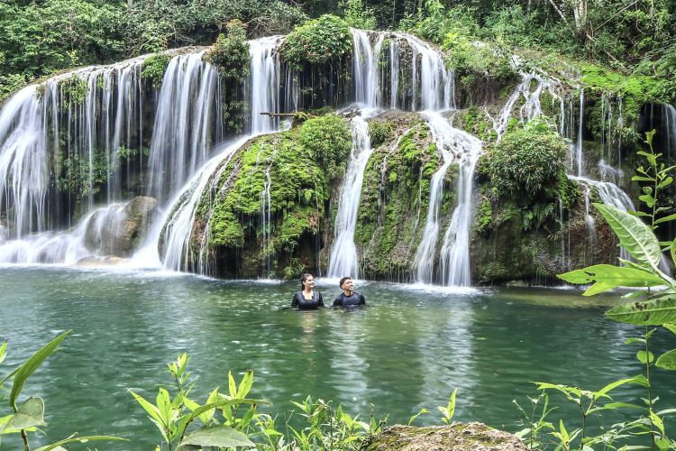 As cachoeiras da Est&acirc;ncia Mimosa proporcionam momentos de lazer, contempla&ccedil;&atilde;o e contato direto com a natureza. Um dos passeios mais completos de Bonito/MS, ideal para quem busca tranquilidade e belas paisagens naturais.