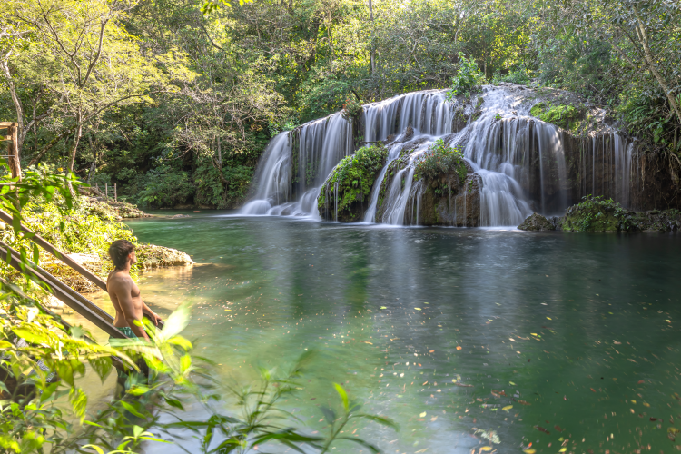O passeio pela Est&acirc;ncia Mimosa convida &agrave; contempla&ccedil;&atilde;o da natureza, com trilhas e cachoeiras em um ambiente preservado. Uma experi&ecirc;ncia de ecoturismo que promove bem-estar e conex&atilde;o com o meio ambiente em Bonito/MS.