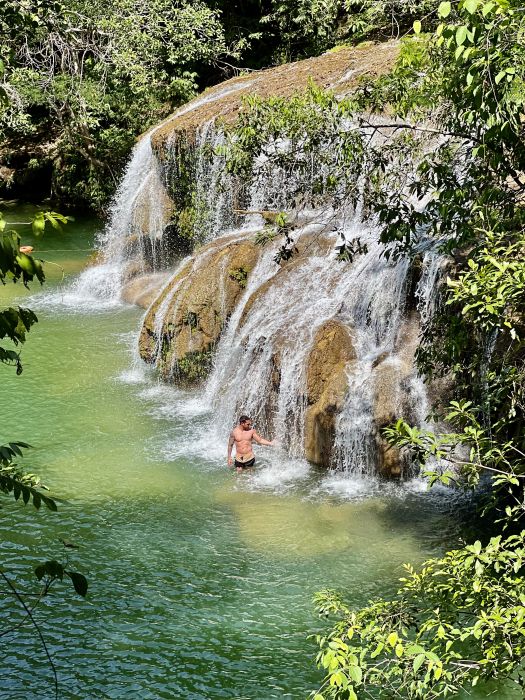 A Estância Mimosa, banhada pelo Rio Mimoso tem as cachoeiras de águas mais cristalinas da região, de acordo com o período do ano.