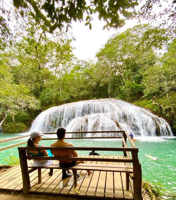 Discover the revitalizing power that the waterfalls at Estância Mimosa offer.