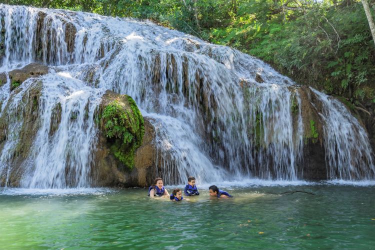 A Estância Mimosa está no roteiro de viagem em família, inclusive para crianças a partir de 3 anos de idade.  Com segurança e tranquilidade é possível aproveitar as cachoeiras do Rio Mimoso.