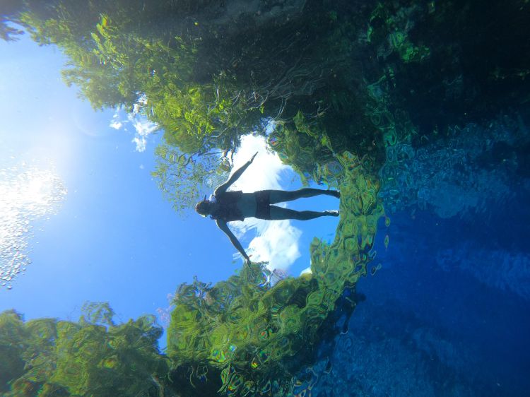 A sensação que se tem ao flutuar em águas tão transparentes sobre um abismo é de se estar voando, como se você estivesse solto no ar.