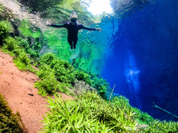 Discover the fascinating rock formations and crystal clear waters that make up the unique setting of Lagoa Misteriosa and that enchant adventurers from all over the world.