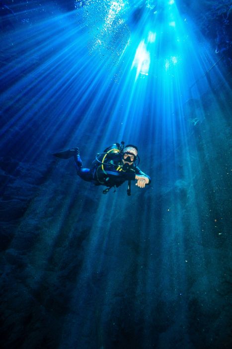 Os tons de azul da Lagoa Misteriosa e os feixes de luz que atravessam suas &aacute;guas criam um cen&aacute;rio impressionante para a pr&aacute;tica do mergulho. Um atrativo &uacute;nico em Jardim/MS, reconhecido pela visibilidade excepcional e pela beleza subaqu&aacute;tica.