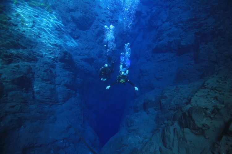 A Lagoa Misteriosa &eacute; um dos principais destinos de mergulho em Bonito e regi&atilde;o, localizada em Jardim/MS. Com &aacute;guas extremamente cristalinas e grande profundidade, o passeio proporciona uma experi&ecirc;ncia &uacute;nica de flutua&ccedil;&atilde;o e mergulho com cilindro em um ambiente natural preservado.