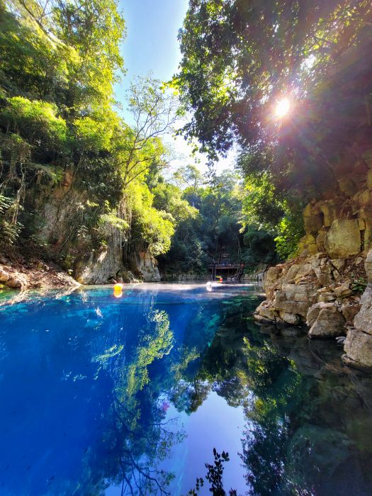 Localizada em Jardim, na região de Bonito (MS), a Lagoa Misteriosa encanta com suas águas cristalinas e tons de azul.