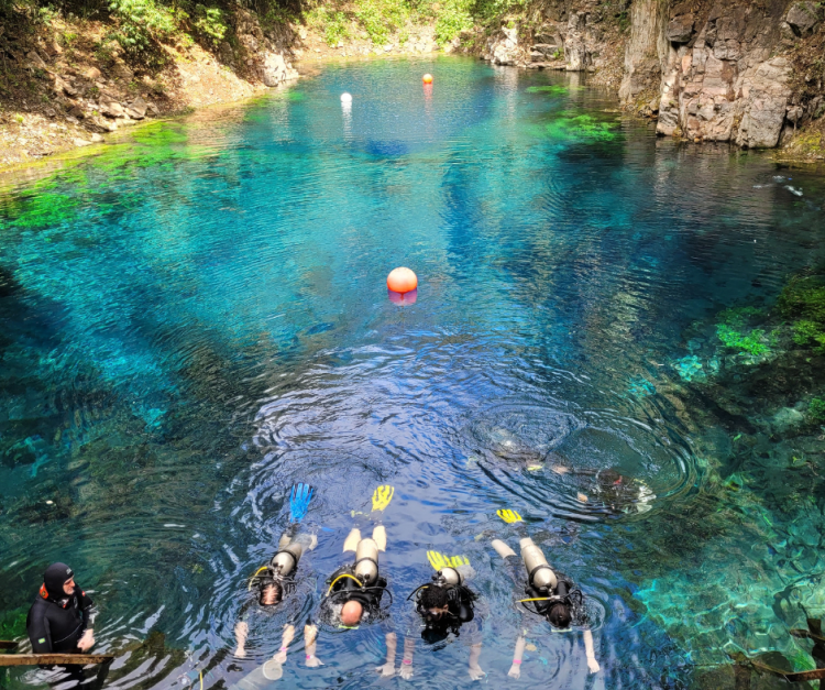 Training is carried out before starting the scuba diving tour in Lagoa Misteriosa. The activity can be done by those who have never dived before or by those who already have experience.