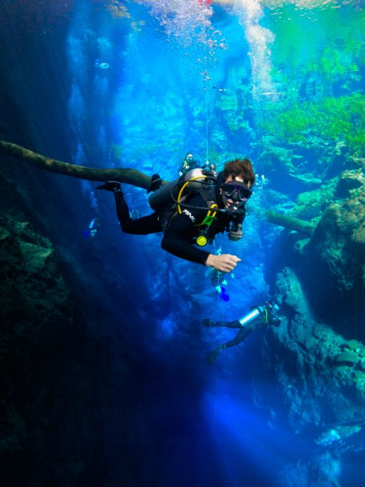 Mergulho nas águas cristalinas da Lagoa Misteriosa. Profundidade desconhecida e uma visibilidade incrível