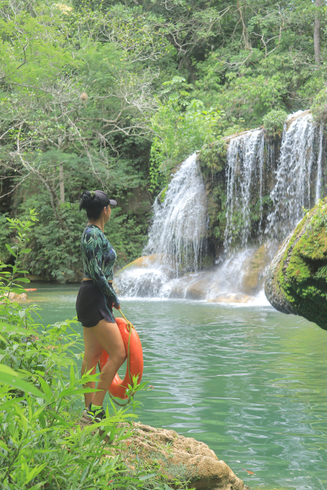 O passeio pela Est&acirc;ncia Mimosa proporciona uma verdadeira conex&atilde;o com a natureza, em meio a trilhas, cachoeiras e paisagens preservadas. Uma experi&ecirc;ncia de ecoturismo que renova corpo e mente em Bonito/MS.