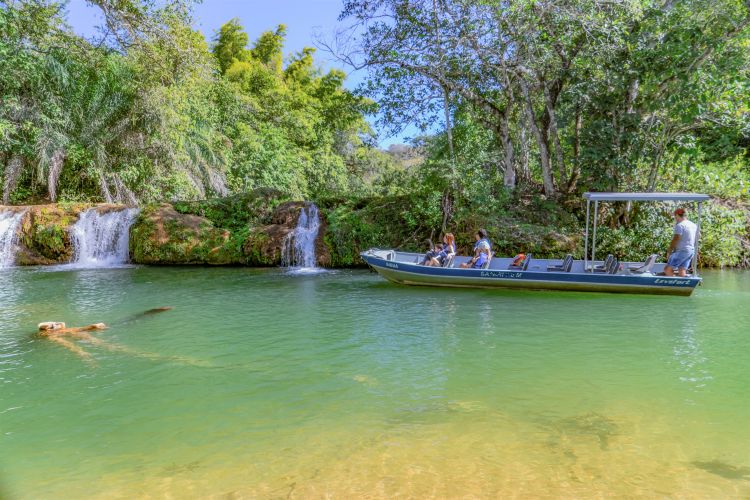 Na Estância Mimosa, Bonito (MS), além de se banhar nas cachoeiras também é possível realizar um trecho do passeio em barco elétrico movido a energia solar.  