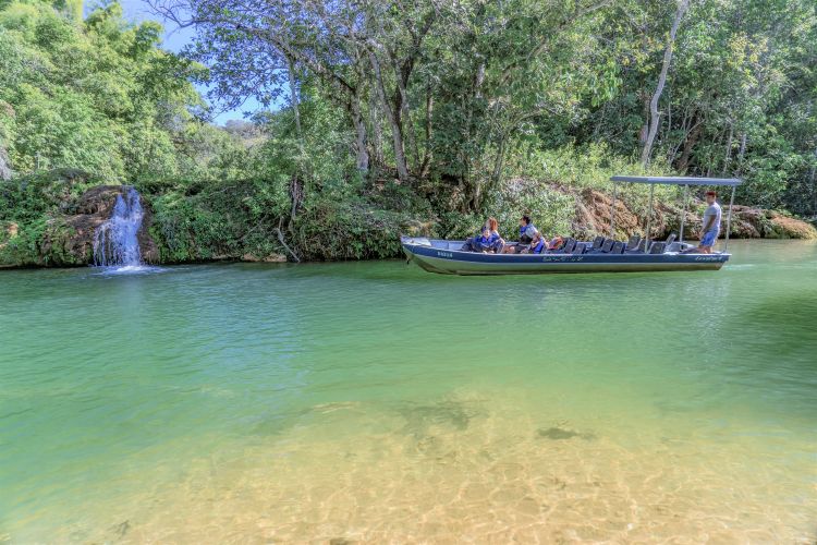 Desfrute da serenidade natural no passeio de barco elétrico pela Estância Mimosa, explorando as águas tranquilas do Rio Mimoso.