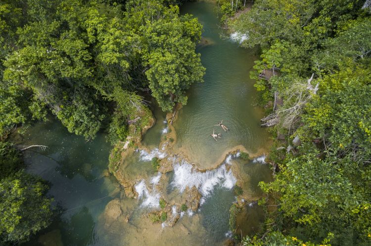 A Estância Mimosa está repleta de cachoeiras que você precisa conhecer, todas elas cercadas por belas piscinas naturais. A cachoeira do Mulungu possui piscina de borda infinita e é uma bela vista quando sobrevoada de drone.