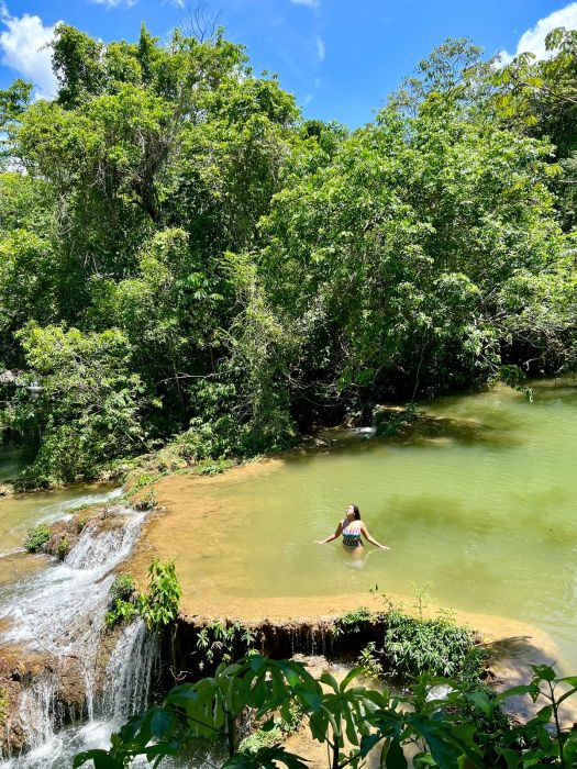 Beleza das piscinas naturais da Estância Mimosa em Bonito/MS, onde a natureza se transforma em um refúgio de tranquilidade.